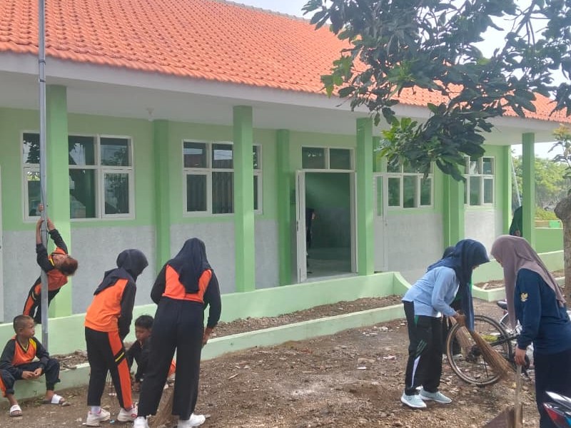 Semangat Gotong Royong Mengawali Semester Genap di SD N 6 Curah Tatal